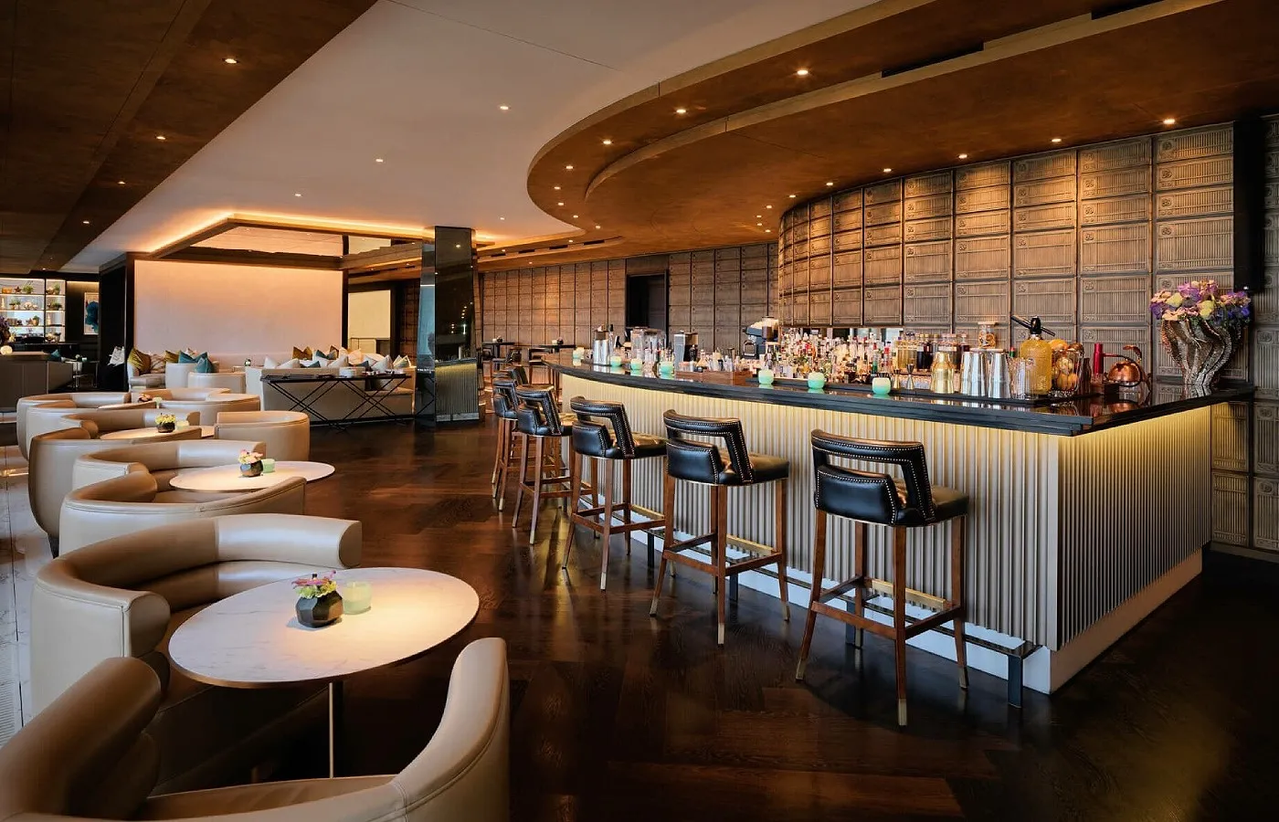 Hotel Restaurant Leather Bar Stool: Premium Leather and Tailored Design Hotel Restaurant Leather Bar Stool: Premium Leather and Tailored Design